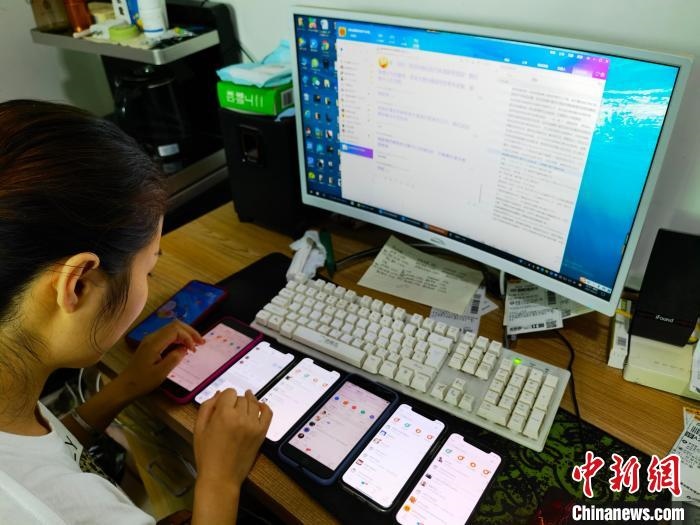 圖為網(wǎng)絡(luò)客服為網(wǎng)上“專車座套”客戶答疑釋惑?！巫雍?攝