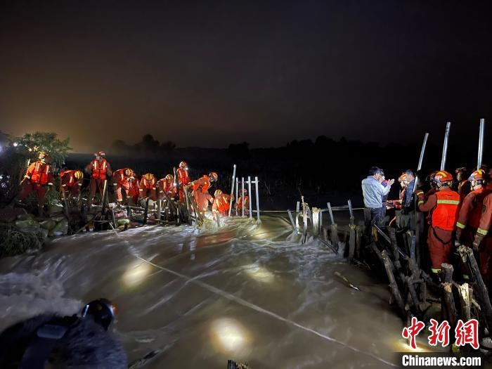 消防員分成左右兩路，同時發(fā)起決口封堵總攻?！￠Z旭輝 攝