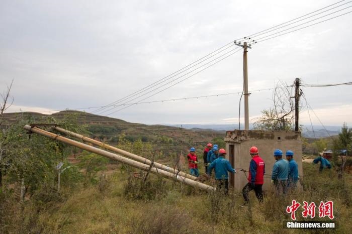 資料圖：10月11日，山西省靈石縣，電力工作人員在搶修電力設(shè)施。<a target='_blank' href='http://www.chinanews.com/'>中新社</a>記者 張云 攝 　