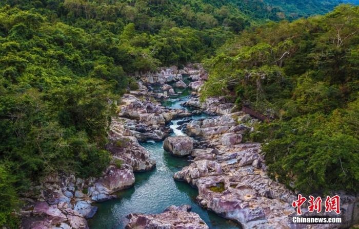 航拍海南呀諾達(dá)熱帶雨林景區(qū)，鳥瞰秀美山水、廣袤雨林。<a target='_blank' href='http://www.chinanews.com/'>中新社</a>記者 駱云飛 攝