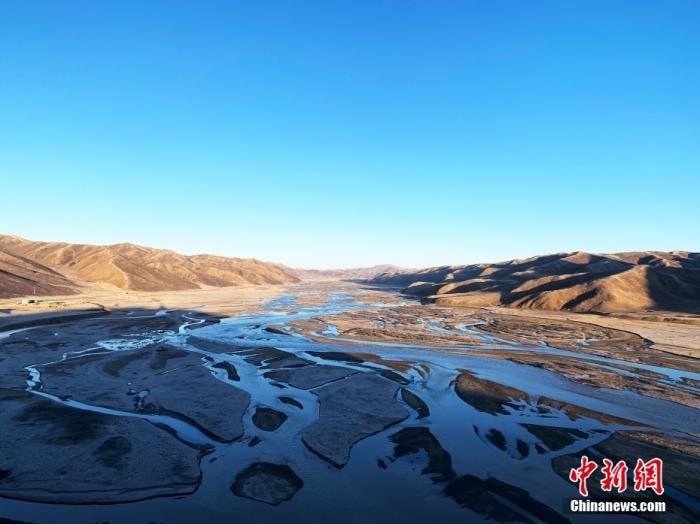 果洛州達(dá)日縣境內(nèi)的黃河。青海省果洛州地處三江源腹地，黃河在果洛境內(nèi)蜿蜒760公里，是“中華水塔”的重要組成部分和國家重要的生態(tài)安全屏障。<a target='_blank' href='http://www.chinanews.com/'>中新社</a>記者 孫睿 攝