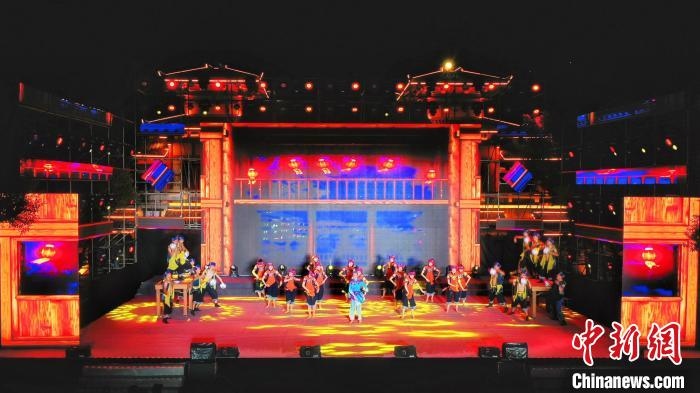 2021昭君文化旅游活動專場晚會現(xiàn)場?！≈苄橇?攝