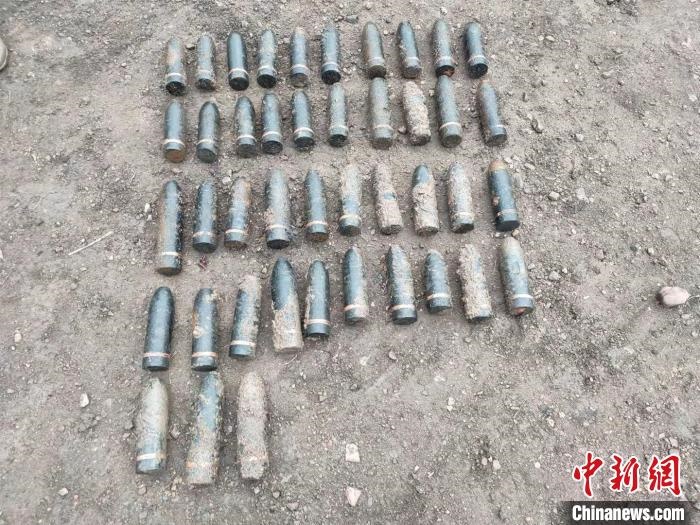 圖為發(fā)現(xiàn)的遺留炮彈。　特日格樂(lè) 攝