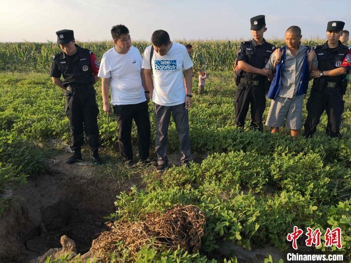 資料圖：犯罪嫌疑人辨認作案現(xiàn)場?！〖蜗榭h公安局供圖