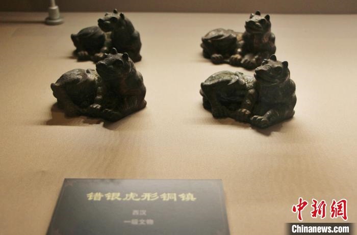 一級文物錯銀虎形銅鎮(zhèn)?！≮w曉 攝