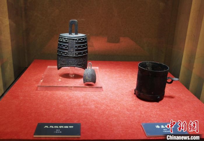 二級文物西漢鳳鳥紋銅編鐘、漆蓋銅卮?！≮w曉 攝