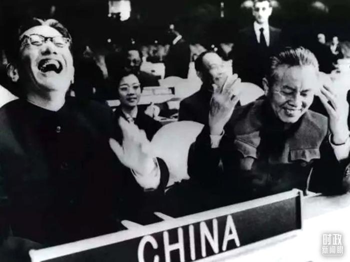 △1971年11月15日，以外交部副部長喬冠華(左一)為團長、黃華(右一)為副團長的中國代表團，首次出現(xiàn)在聯(lián)合國大會上。(資料圖)