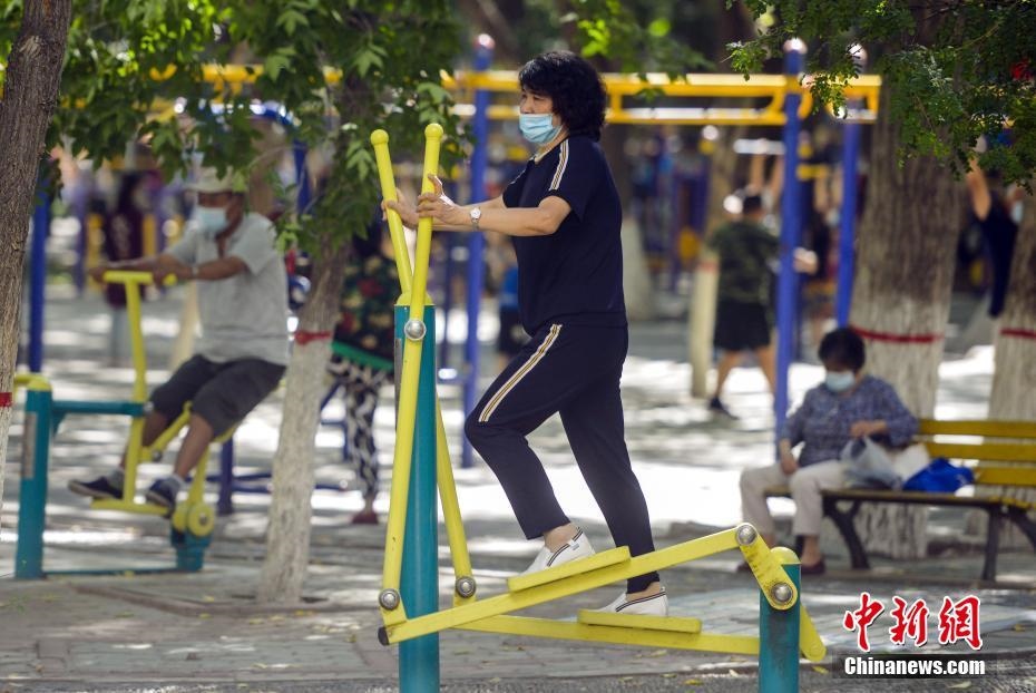 市民在體育公園利用公共健身器械鍛煉身體。 <a target='_blank' href='http://www.chinanews.com/'>中新社</a>記者 劉新 攝