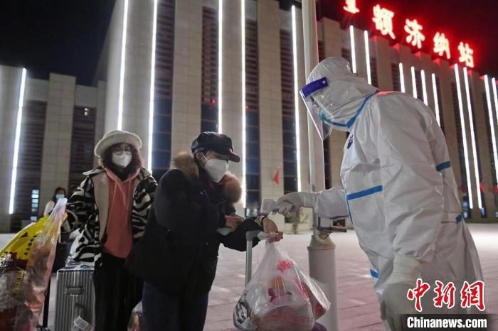 圖為滯留游客被有序轉(zhuǎn)運至低風險地區(qū)。　王磊 攝