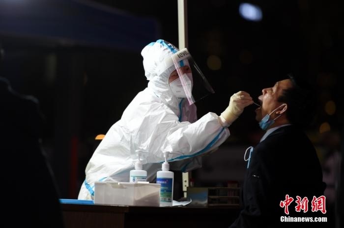 醫(yī)護(hù)人員為居民做核酸檢測。 <a target='_blank' href='http://www.chinanews.com/'>中新社</a>記者 何蓬磊 攝