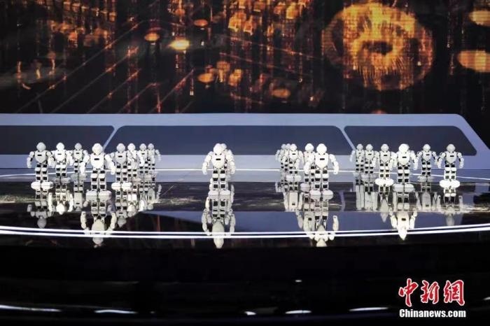 資料圖：2020年11月1日，科幻 科技創(chuàng)新主題論壇在北京舉行。圖為優(yōu)必選機(jī)器人科幻秀。<a target='_blank' href='/'>中新社</a>記者 田雨昊 攝