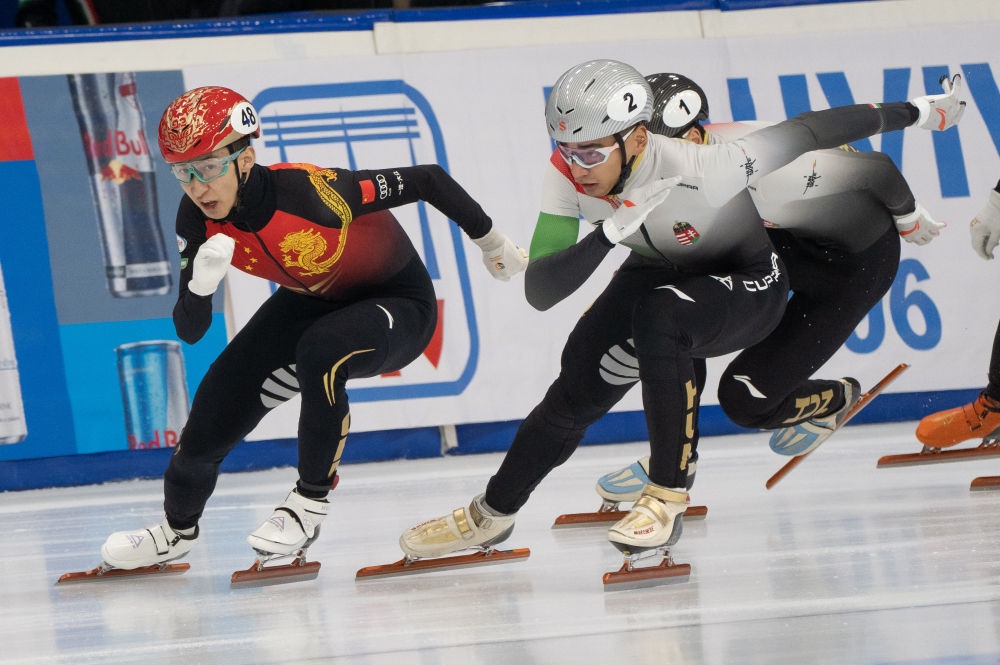 11月20日，中國選手武大靖(左)和匈牙利選手劉少林在比賽中。劉少林奪得冠軍，武大靖獲得第四名。新華社發(fā)(弗爾季·奧蒂洛 攝)