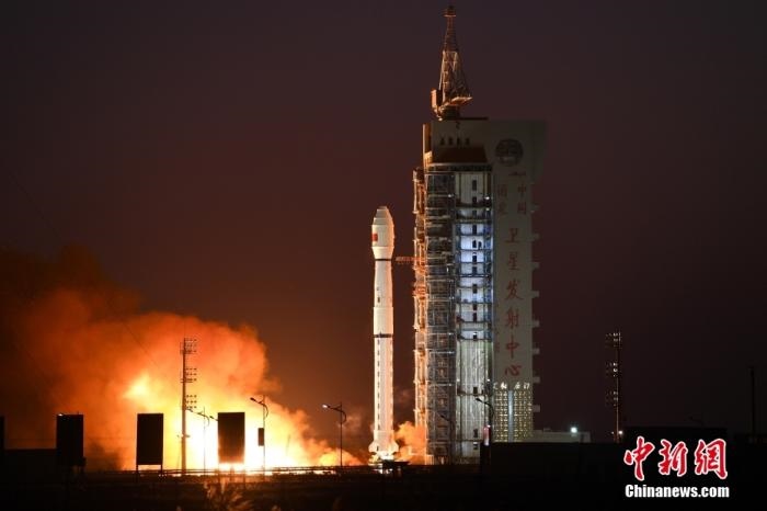 11月23日7時(shí)45分，中國在酒泉衛(wèi)星發(fā)射中心用長征四號(hào)丙運(yùn)載火箭，成功將高分三號(hào)02星發(fā)射升空。 <a target='_blank' href='/'>中新社</a>發(fā) 汪江波 攝 　