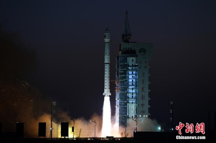11月23日7時(shí)45分，中國在酒泉衛(wèi)星發(fā)射中心用長征四號(hào)丙運(yùn)載火箭，成功將高分三號(hào)02星發(fā)射升空。 <a target='_blank' href='/'>中新社</a>發(fā) 汪江波 攝