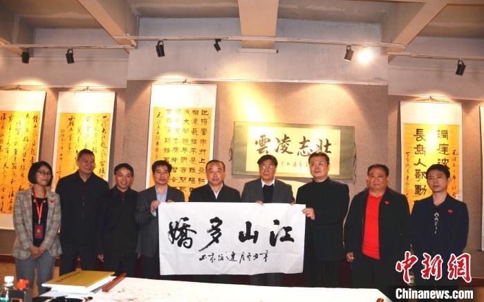 圖為百名將軍書畫展活動現(xiàn)場?！☆佇玛?攝 攝