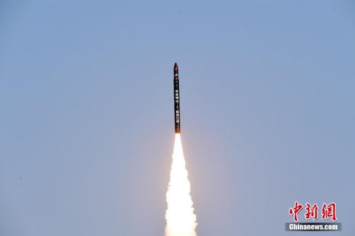 北京時間2021年12月7日12時12分，谷神星一號遙二運載火箭在中國酒泉衛(wèi)星發(fā)射中心成功發(fā)射升空，將搭載的天津大學(xué)一號、麗澤一號、寶醞號、金紫荊五號、金紫荊一號03星等5顆小衛(wèi)星順利送入預(yù)定軌道，發(fā)射任務(wù)獲得圓滿成功。汪江波 攝