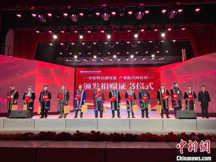 阿勒泰地區(qū)牧民靠企業(yè)的幫扶走上了致富道路。　郭靜琨 攝
