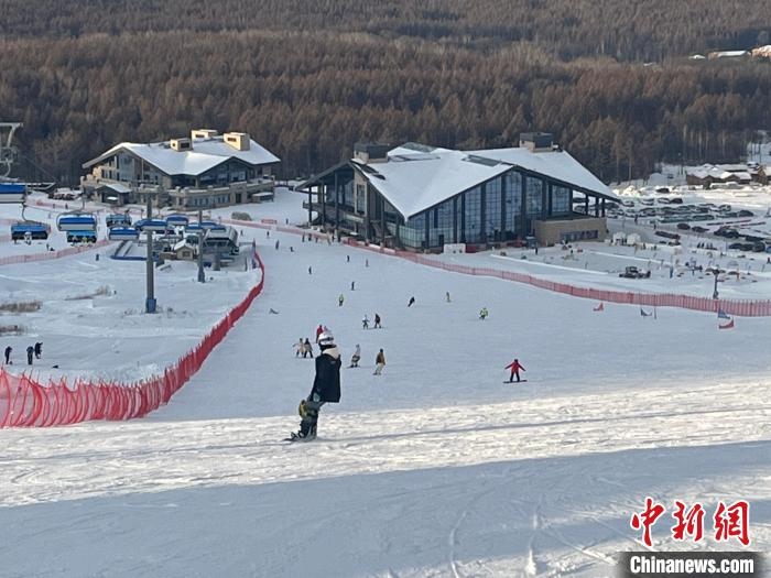 在吉林白山體驗滑雪的游客眾多?！⊙潡?攝