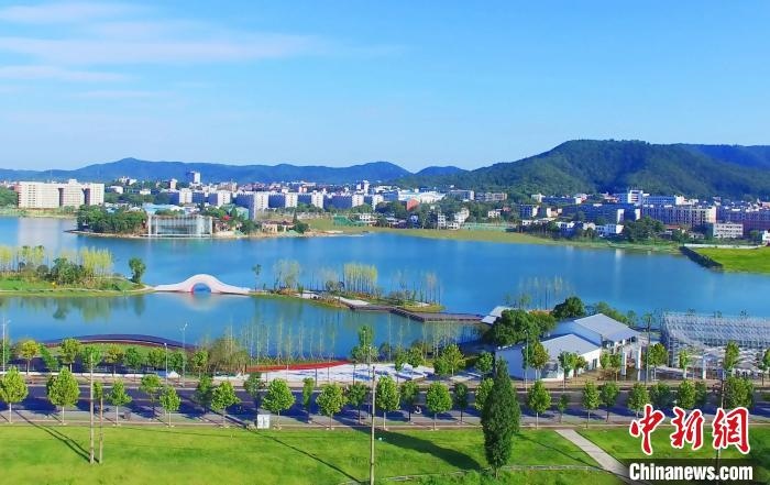后湖藝術(shù)園?！√菩∏?攝