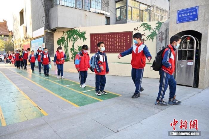 10月，呼和浩特市一所小學(xué)內(nèi)，學(xué)生間隔入校。 <a target='_blank' href='/'>中新社</a>記者 劉文華 攝