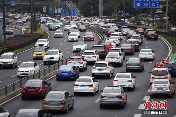 成都市劍南大道的早高峰，車輛排隊(duì)入城。張浪 攝