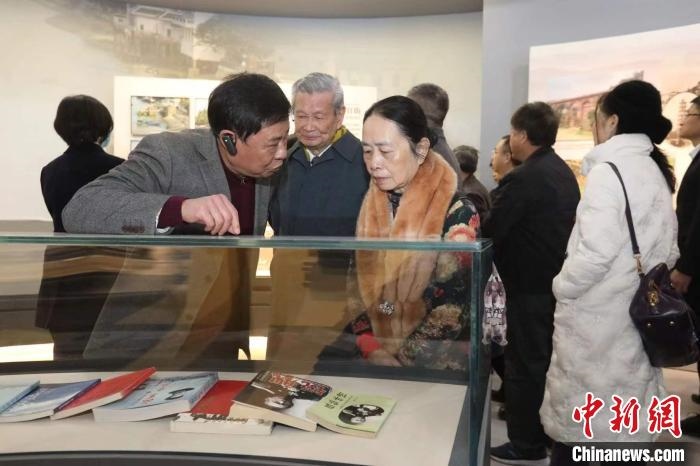 船政后裔在參觀新館?！￡悤造o 攝