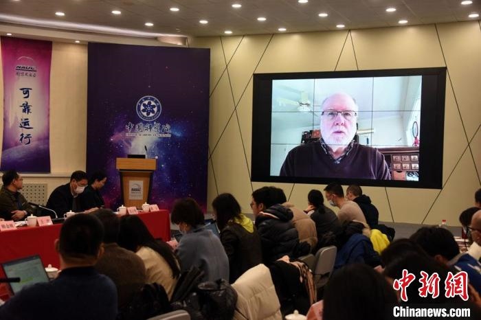 美國(guó)伊利諾伊大學(xué)教授理查德？克魯切爾通過視頻點(diǎn)評(píng)FAST測(cè)量星際磁場(chǎng)最新研究成果。　<a target='_blank' href='/'>中新社</a>記者 孫自法 攝
