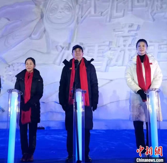 前女排國(guó)家隊(duì)隊(duì)長(zhǎng)奧運(yùn)冠軍惠若琪(右一)，中國(guó)女子田徑競(jìng)走奧運(yùn)冠軍王麗萍(左一)助陣當(dāng)晚活動(dòng)?！≮w桂華 攝