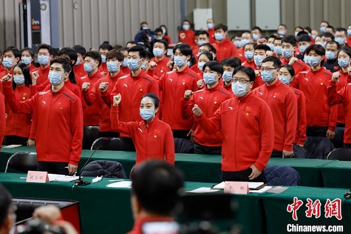 1月5日晚，全力沖刺北京冬奧學(xué)習(xí)座談會(huì)在北京舉行，座談會(huì)后，中國(guó)冰雪國(guó)家集訓(xùn)隊(duì)全體成員起立，齊聲高呼：“中國(guó)冰雪，加油！加油！加油！” <a target='_blank' href='/'>中新社</a>記者 富田 攝
