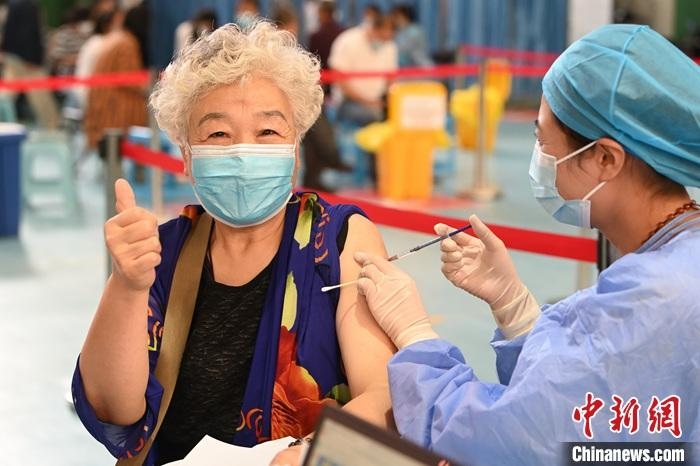 8月27日，內蒙古自治區(qū)呼和浩特市的一位老年人接種新冠病毒疫苗。當天，中國國家衛(wèi)生健康委員會發(fā)布消息，截至2021年8月26日，中國31個省(自治區(qū)、直轄市)和新疆生產建設兵團累計報告接種新冠病毒疫苗200391.4萬劑次。 <a target='_blank' href='/'>中新社</a>記者 劉文華 攝