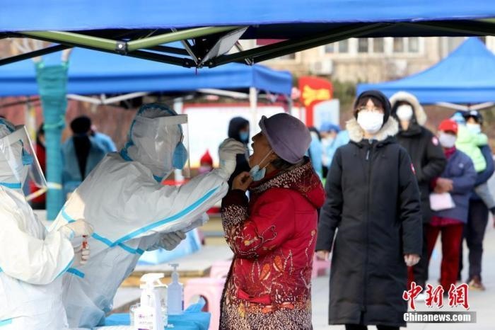 資料圖：1月9日，天津市南開大學西南村，社區(qū)組織市民進行核酸檢測。 <a target='_blank' href='/'>中新社</a>記者 張道正 攝