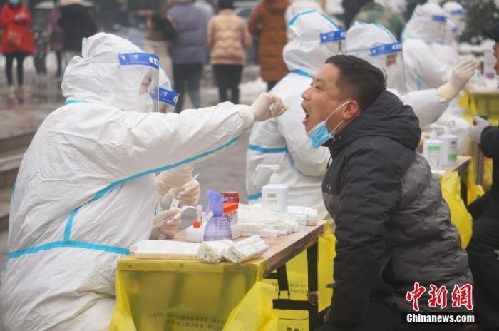 資料圖：圖為鄭州市民接受核酸檢測。 <a target='_blank' href='/'>中新社</a>記者 韓章云 攝