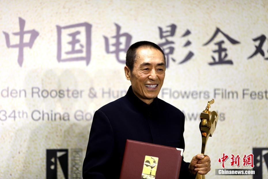 (資料圖：張藝謀以執(zhí)導(dǎo)《懸崖之上》榮膺最佳導(dǎo)演獎。 <a target='_blank' href='/'>中新社</a>記者 呂明 攝)