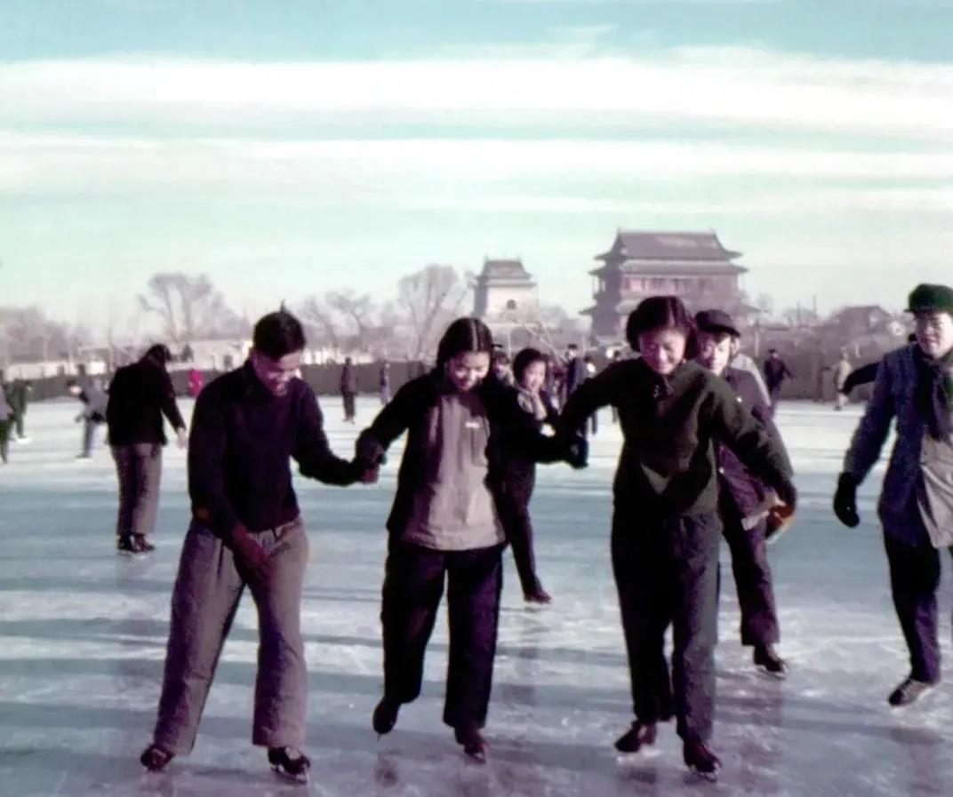 1955年，在什剎海學(xué)習(xí)溜冰的大學(xué)生。(圖源：人民畫報(bào))