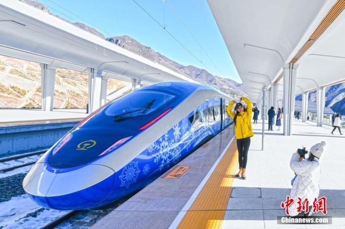1月12日，河北省張家口市崇禮區(qū)，路側(cè)矗立的北京冬奧會(huì)標(biāo)志。崇禮11日迎來(lái)降雪，雪后的崇禮冬奧氛圍濃。 <a target='_blank' href='/'>中新社</a>記者 賈天勇 攝