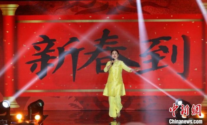 朱明瑛演唱《新春到》?！”本┟裾块T供圖