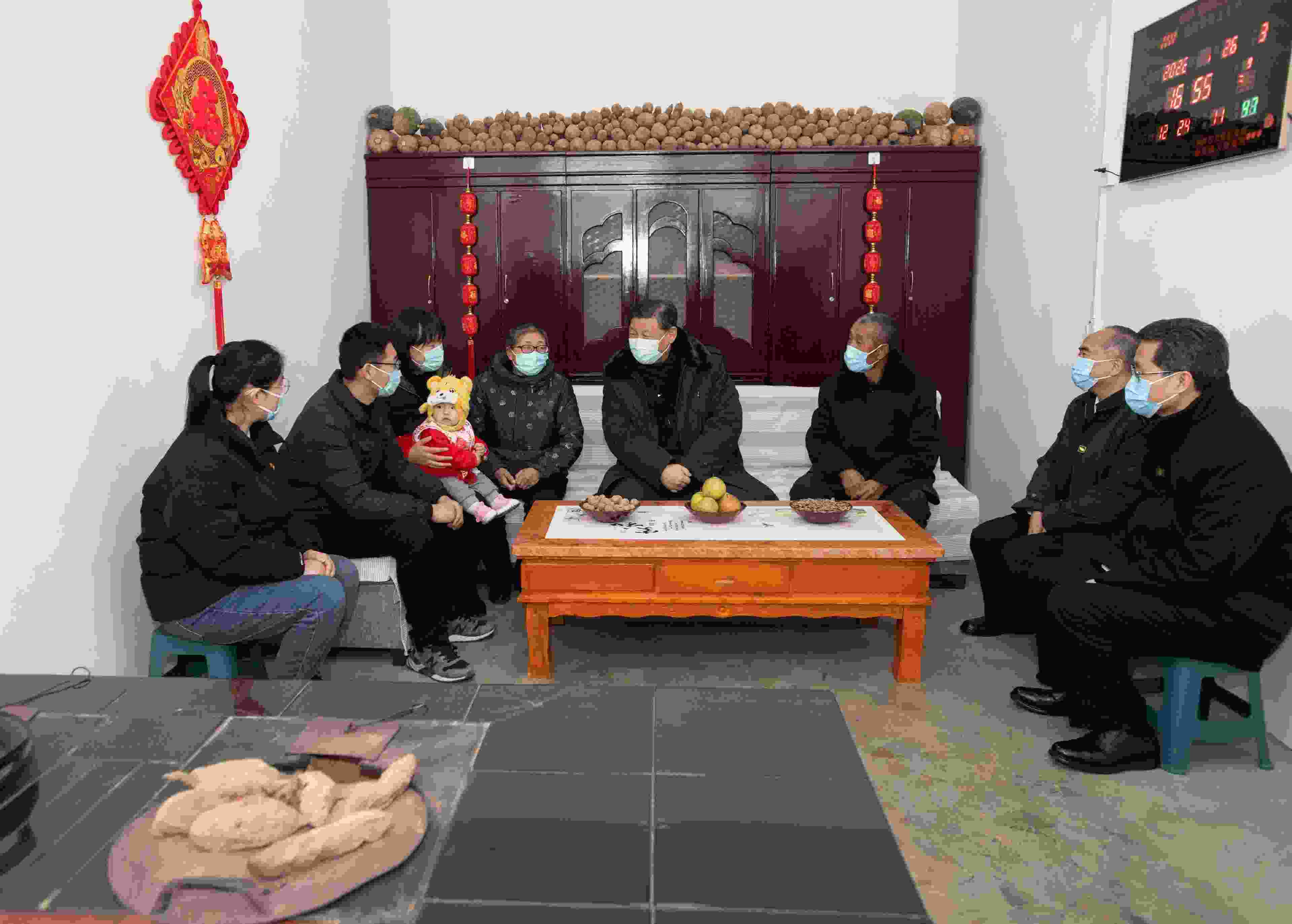 △2022年1月26日，中共中央總書記、國(guó)家主席、中央軍委主席習(xí)近平在臨汾市汾西縣僧念鎮(zhèn)段村同村民蔡文明一家親切交流。