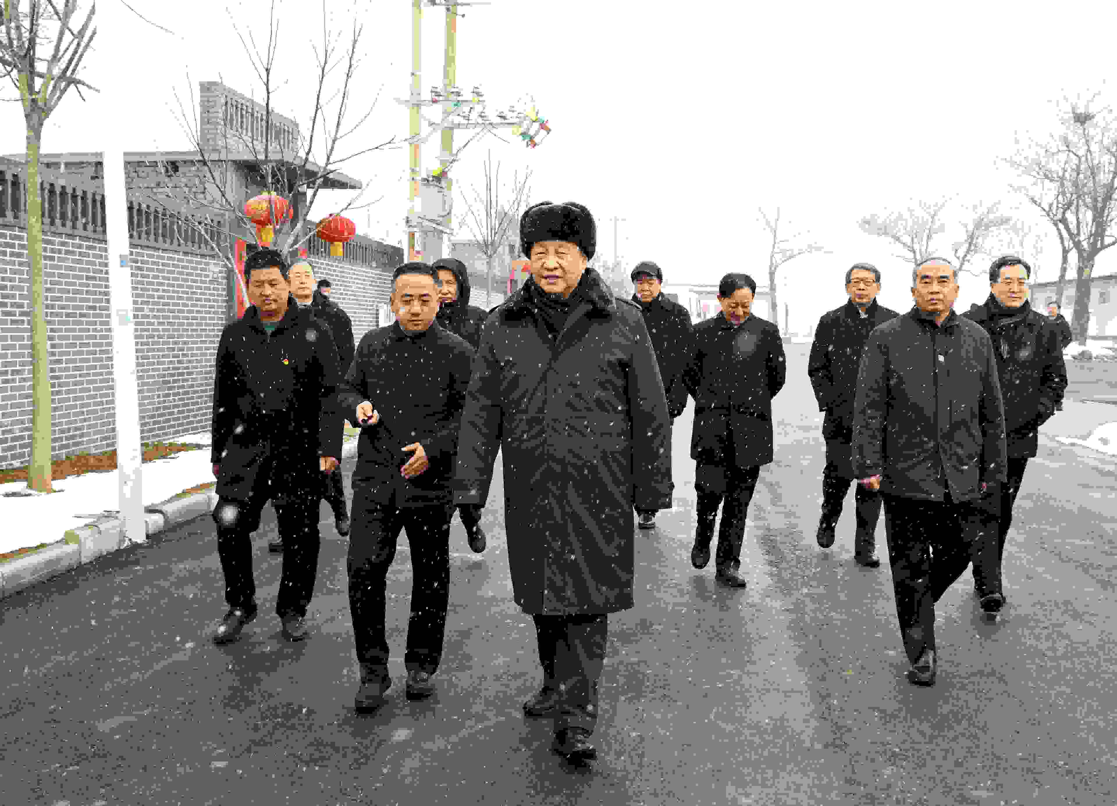 △2022年1月26日，中共中央總書記、國(guó)家主席、中央軍委主席習(xí)近平冒雪在臨汾市霍州市師莊鄉(xiāng)馮南垣村考察。