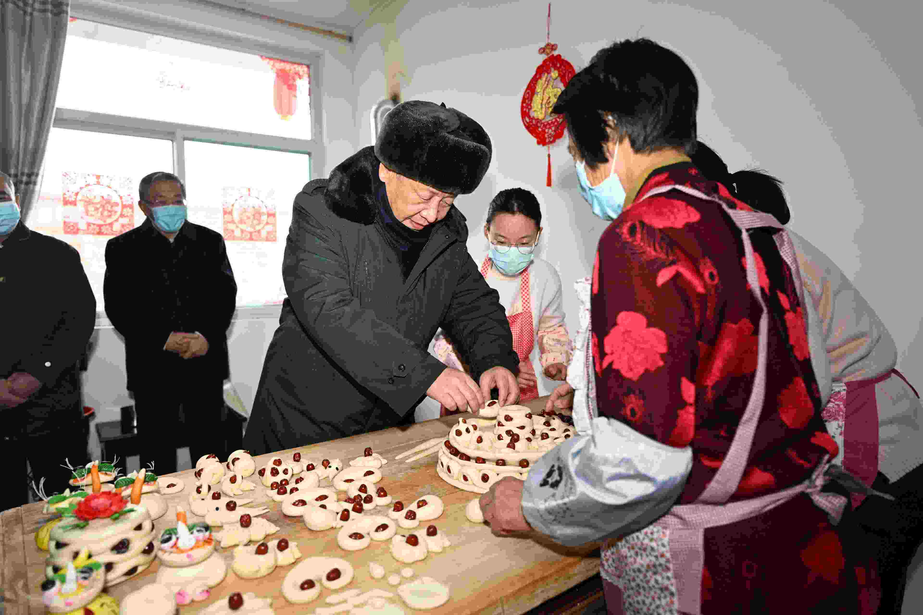 △2022年1月26日，中共中央總書記、國(guó)家主席、中央軍委主席習(xí)近平在臨汾市霍州市師莊鄉(xiāng)馮南垣村，同師紅兵一家做年饃。
