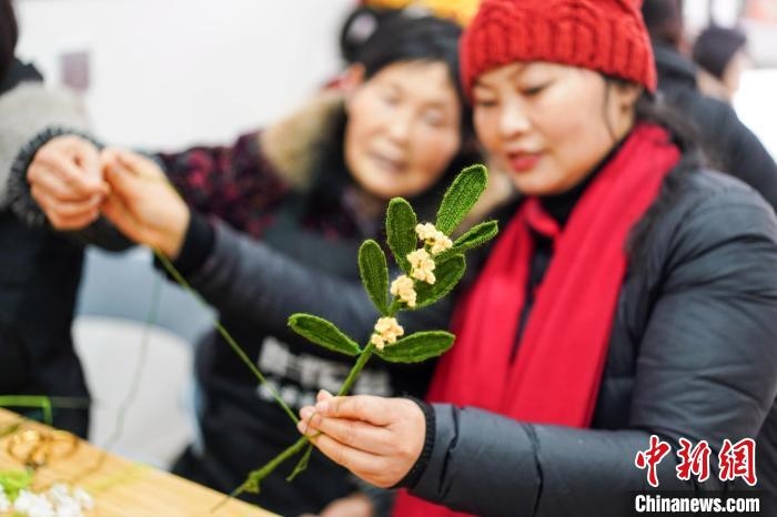 馮燕霞指導(dǎo)姐妹們鉤織月桂葉片?！」帕捡x 攝
