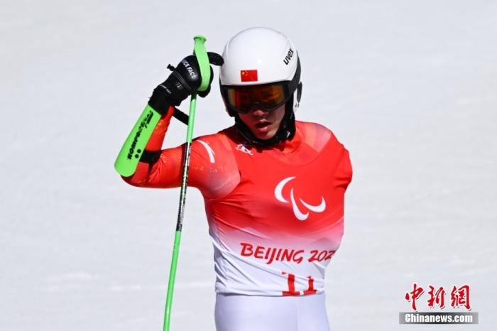 3月6日，中國選手梁景怡賽后慶祝勝利。當日，北京2022年冬殘奧會殘奧高山滑雪男子超級大回轉(zhuǎn)-站姿決賽在國家高山滑雪中心舉行，中國選手梁景怡奪得冠軍。 <a target='_blank' href='/'>中新社</a>記者 劉冉陽 攝 　