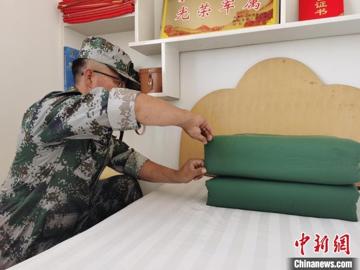 圖為謝寶民以軍人標(biāo)準(zhǔn)要求自己?！∈茉L者供圖