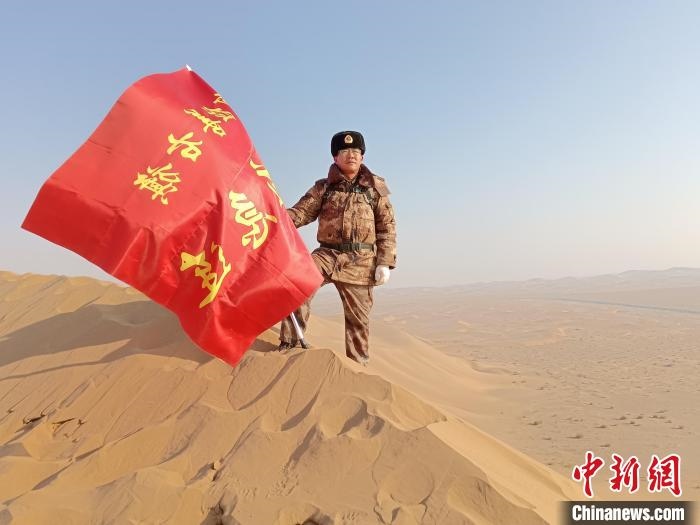 圖為在荒漠中駐守的謝寶民?！∈茉L者供圖