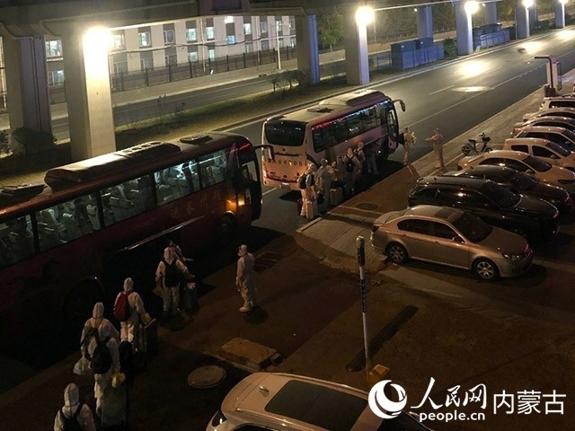 高校學(xué)生有序登車，前往隔離點(diǎn)。內(nèi)蒙古教育廳供圖