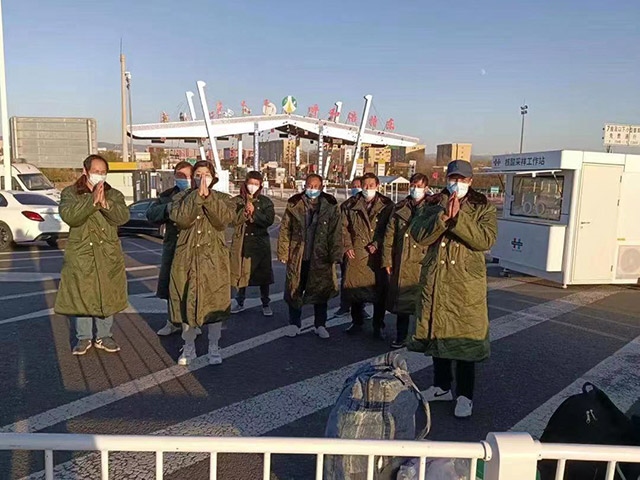 護(hù)送農(nóng)民工安全返鄉(xiāng)。賽罕區(qū)民政局供圖