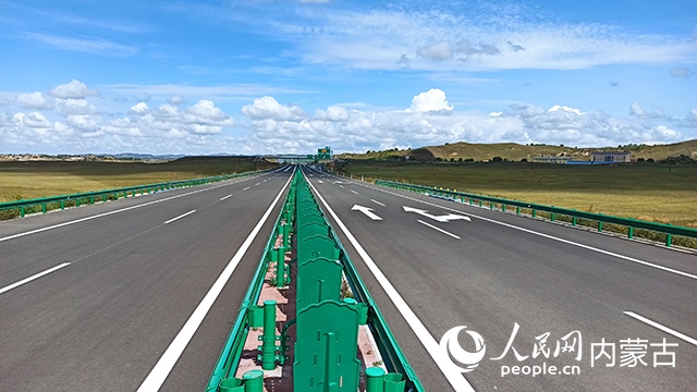 G1611經(jīng)棚至烏蘭布統(tǒng)高速公路項目。人民網(wǎng)記者 趙夢月攝