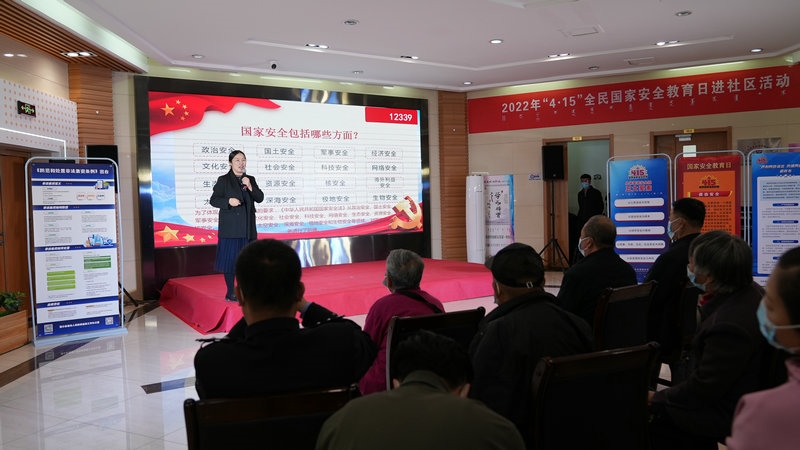 線下聯(lián)合各國家安全委員單位同步開展“國家安全進(jìn)社區(qū)”活動，現(xiàn)場通過以國家安全知識問答為主線，穿插烏蘭牧騎演出、國家安全宣講、發(fā)放國家安全法律法規(guī)讀本等形式，圍繞什么是國家安全、國家安全包含哪些內(nèi)容、如何維護(hù)國家安全等方面，為社區(qū)老百姓開展宣傳宣講，同時作為現(xiàn)場“進(jìn)社區(qū)”活動與線上直播活動連線，把現(xiàn)場熱烈氣氛帶到網(wǎng)絡(luò)，與大家共同分享。 (4)_副本.jpg