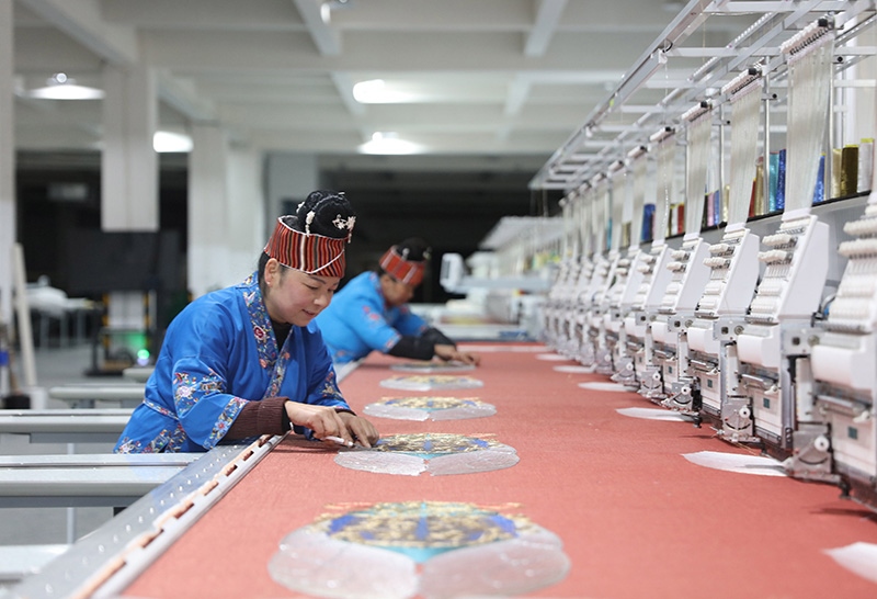 2023年2月13日，貴州省黔東南苗族侗族自治州施秉縣工業(yè)園區(qū)，工人在機(jī)繡車間作業(yè)。