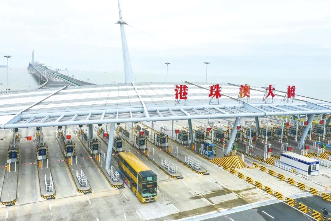 △一輛從香港開往珠海的港珠澳大橋穿梭巴士入境珠海。
