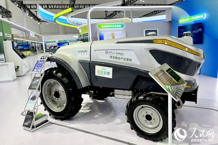 通過(guò)手機(jī)，就能指揮新能源無(wú)人駕駛拖拉機(jī)在田里作業(yè)。人民網(wǎng) 錢(qián)嘉禾攝